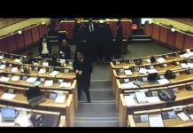 Aljoša Čampara zapalio cigaretu na sjednici Parlamenta FBiH