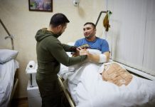 Zelenski napustio rezidenciju kako bi posjetio ranjene u bolnici