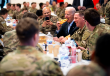 Joe Biden se družio sa američkim vojnicima u Poljskoj. Jeo pizzu i pravio selfije