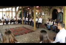 Premijer Novalić sa školarcima iz Gradačca razgovarao na kuli Husein kapetana Gradaščevića