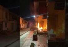 Gori automobil u ulici Avde Hume u Sarajevu