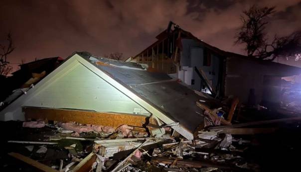 tornado-pogodio-juznu-louisianu-hiljade-stanovnika-bez-struje-l-aec62764b32a1d9921533dc9d5946d79_623ad99bbf000