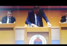 Milorad Dodik na sjednici NSRS-a čita vijest da mu je Velika Britanija uvela sankcije