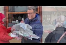 Sarajlije čekaju u redu da kupe somune pred prvi iftar