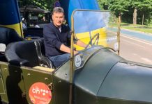 Novalić posjetio sajam električnih automobila, objavio sliku uz opis “laganica”