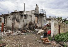 Ukrajinka Ljudmila ne napušta ruševine kuće uništene u ruskim napadima