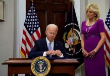 Biden potpisao zakon o strožijoj kontroli oružja