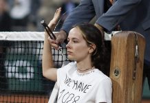 Navijačica utrčala na meč Roland Garrosa i vezala se za mrežu