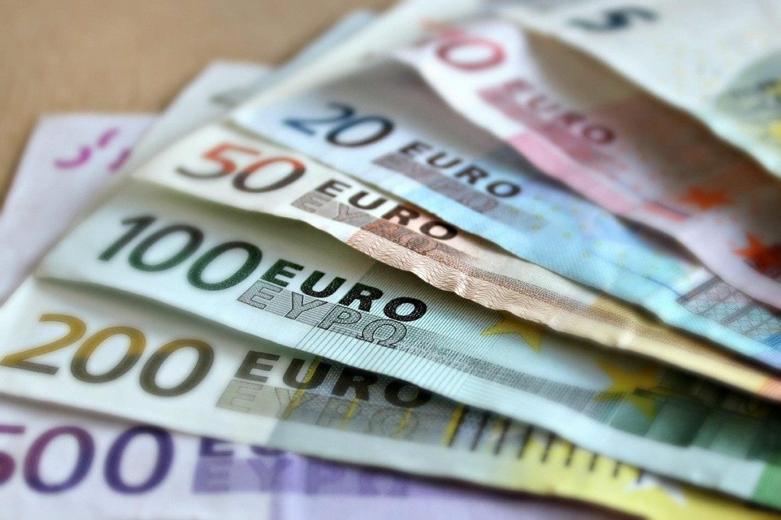 banknotes-gb5a6bfc7a-1280-francuska-euro-paket-pomoc-domacinstva-novac-ekonomija-1657222670-1100x733-1