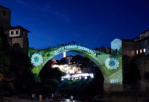 Mostar: Projekcija cvijeta Srebrenice na Starom mostu