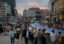 Hrvatska: Gotovo tisuću Ukrajinaca tokom mimohoda razvilo 30-metarsku državnu zastavu Ukrajine