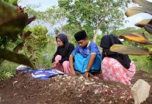 Potresne scene iz Indonezije: Supruga i djeca se opraštaju od poginulog navijača