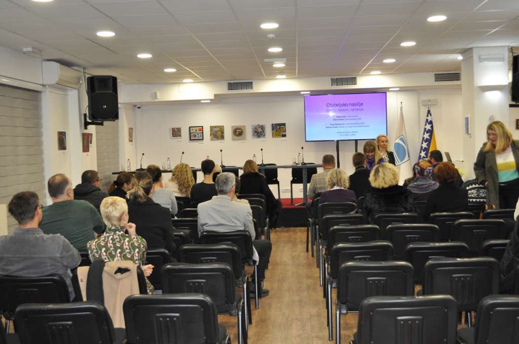 221123-obiteljsko-nasilje-panel-diskusija-mostar-41347-1669237111-1024x680-1