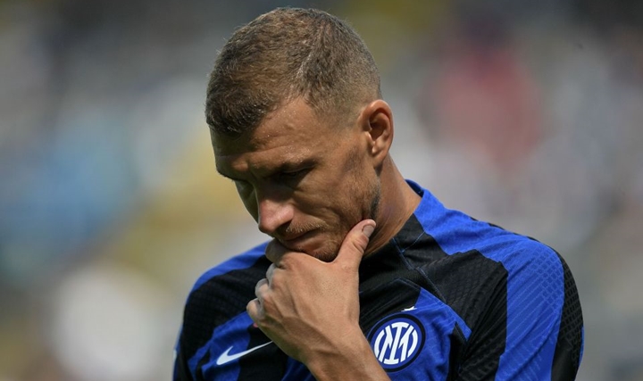 Edin-Dzeko-8-scaled-e1666992825270