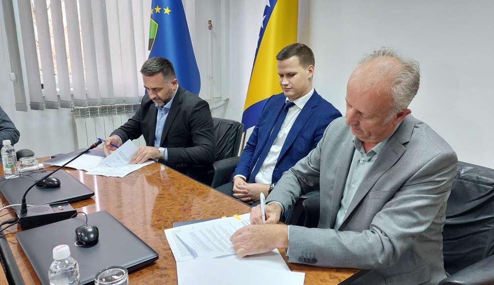 Potpisan-sporazum-o-realizaciji-infrastrukturnih-projekata-u-Gradaccu-1000x577-1