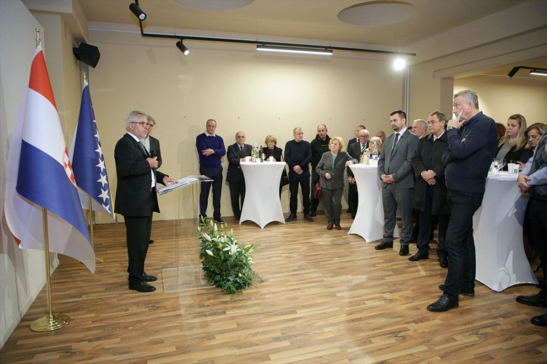 aa-20221125-29551129-29551127-hrvatska-dan-drzavnosti-bih-obiljezen-svecanim-prijemom-1669412307-1100x733-1