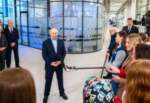 JEDAN DETALJ NA NOVOJ FOTOGRAFIJI PUTINA DIGAO NEVIĐENU BURU: ‘Dobro pogledajte, to zapravo nije on?‘