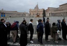 Vjernici odaju počast papi Benedictu XVI u bazilici Svetog Petra