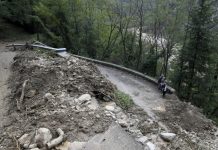UZBUNA U HERCEGOVINI: Evakuišu mještane, rijeka prijeti kućama, Gacko na UDARU jakog NEVREMENA, oborena stabla na putu ka Foči!