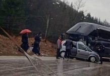 Rođeni doživjeli saobraćajnu nesreću, automobil podletio pod autobus FK Velež