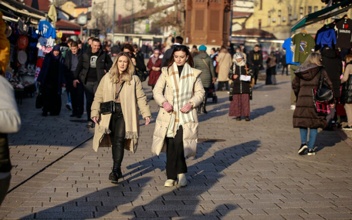 sarajevo-ljudi-setnja-turisti-696x435-1
