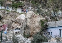Kuće “preživjele” zemljotres na udaru ogromnih stijena