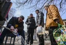 Civili u Časov Jaru pod granatama čekaju u redu za pitku vodu