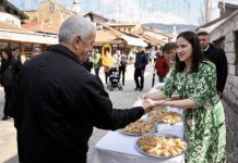 Gradonačelnica Sarajeva građanima dijelila baklavu na Baščaršiji