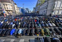 Hiljade vjernika bajram-namaz klanjalo i na ulicama oko džamija u Rusiji