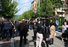 Građani mirno protestuju ispred objekta opštine Zvečan