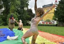 Bivša playboy zečica Tina Kunić podržala Povorku ponosa u Sarajevu