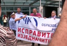 Zaposleni u prosvjeti traže veće plaće, s transparentom ne mogu do Vlade RS-a