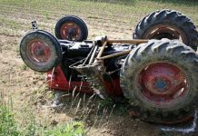 NESREĆA KOD DOBOJA: MUŠKARAC TEŠKO POVRIJEĐEN NAKON PREVRTANJA TRAKTORA