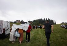 Crni oblaci se nadvili: Nevrijeme poremetilo narodno veselje na Čevljanovićima!