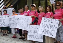 Protesti ispred Parlamenta Federacije BiH: ‘Zdravlje nije luksuz’