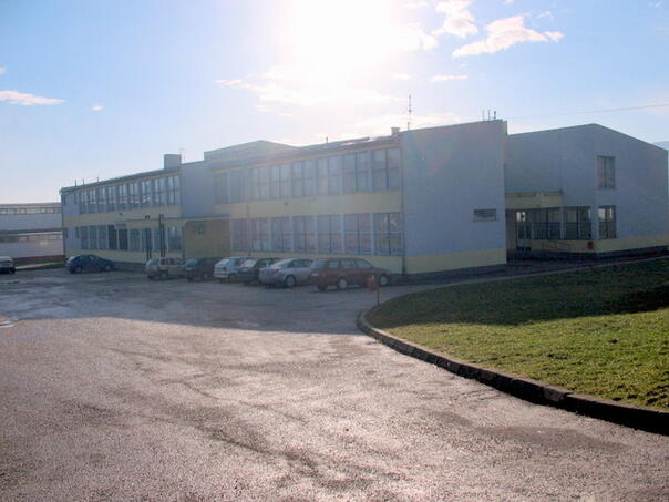 jos-jedna-skola-u-bih-zabranila-mobitele-os-25-novembar-kladusa_64ef1190988a5