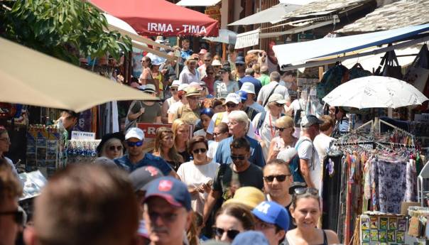 fbih-u-julu-posjetilo-100-055-turista-godisnji-rast-224-8-posto-mostar-ljeto-turisti-vrucina-2_612cdf8b1f775