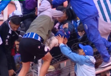 Navijači se sukobili sa policijom, roditelji sa bebama bježali preko žice